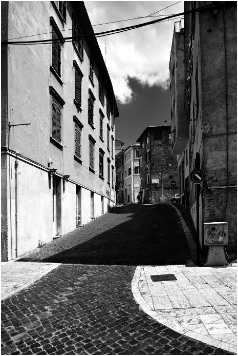 photo "***" tags: black&white, architecture, city, 