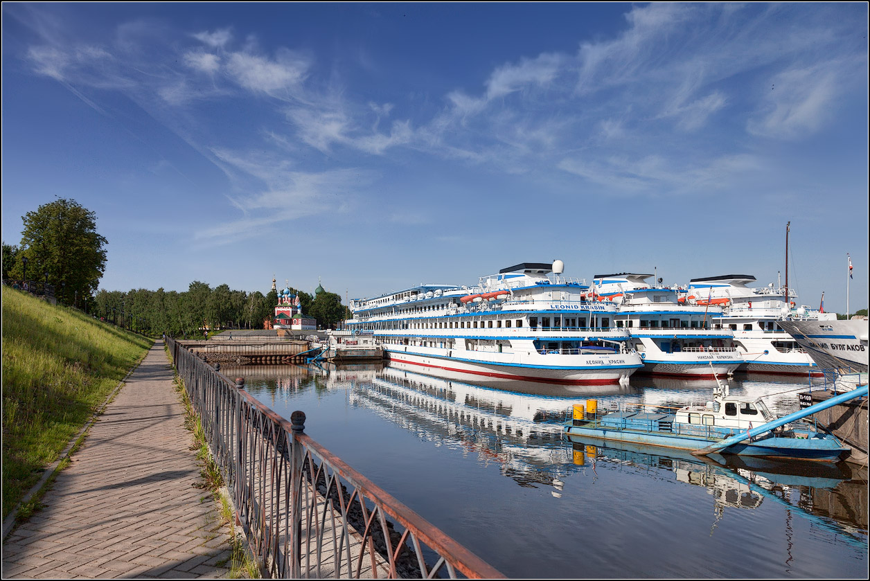 photo "the ships came into our harbor. Uglich" tags: city, travel, 