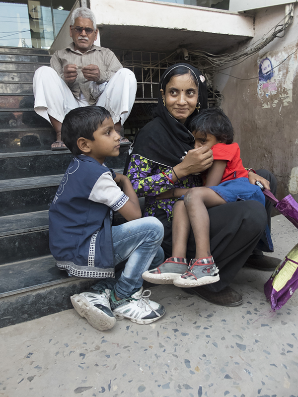 photo "Mother" tags: genre, reporting, portrait, children, Варанаси, жизнь, индия, мама