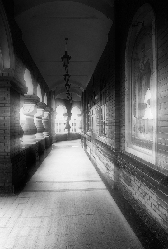photo "***" tags: black&white, fragment, light, temple, Городские зарисовки