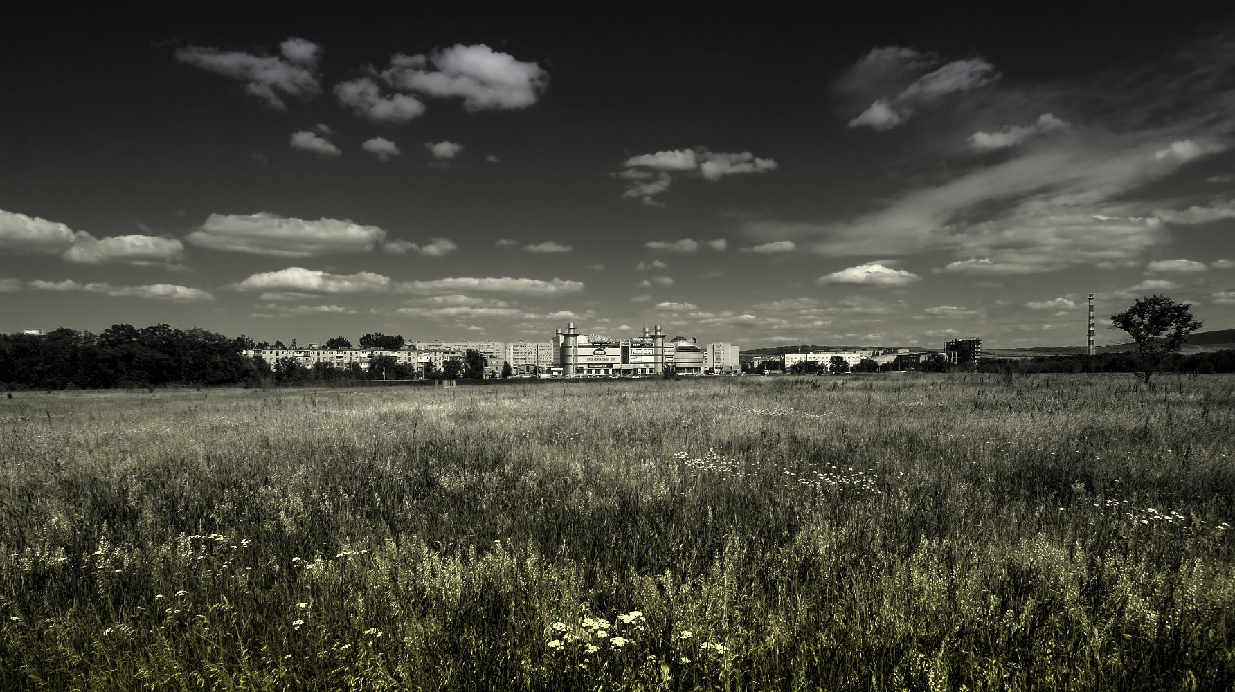 photo "***" tags: landscape, black&white, panoramic, cityscape, clouds, sky