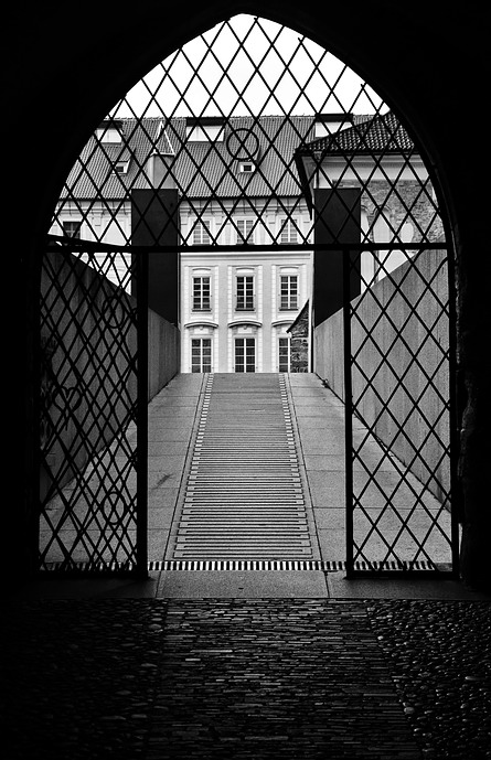 фото "Решётка и ворота" метки: черно-белые, Prag, Praha, Прага