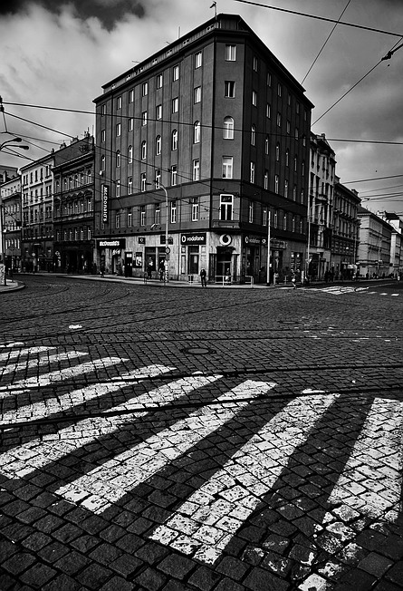 photo "Дома и пешеходный переход" tags: black&white, Prag, Prague, Praha