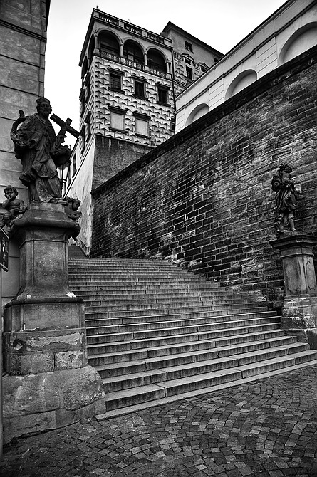photo "Cкульптуры и лестница" tags: black&white, Prag, Prague, Praha