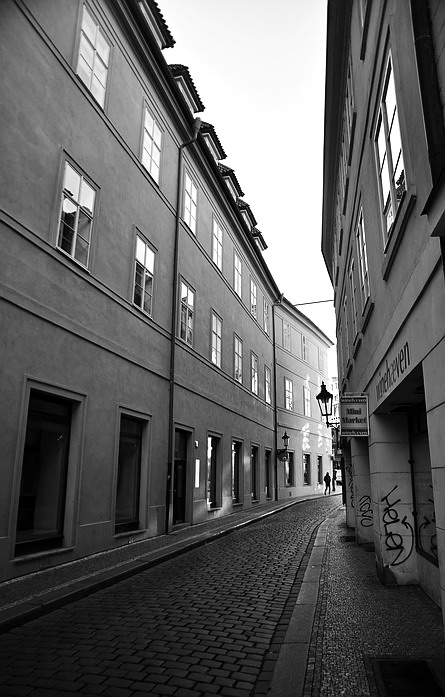 photo "Улица  и фигура" tags: black&white, Prag, Prague, Praha