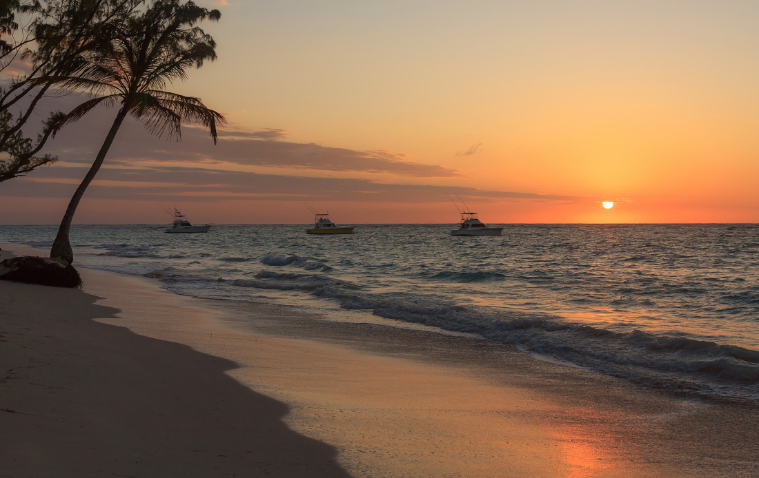 фото "Рассветный ритм" метки: пейзаж, путешествия, океан, пальмы, солнце, утро, шар, яхты