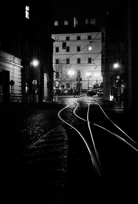 photo "Hочные дома и трамвайные пути" tags: black&white, Prag, Prague, Praha