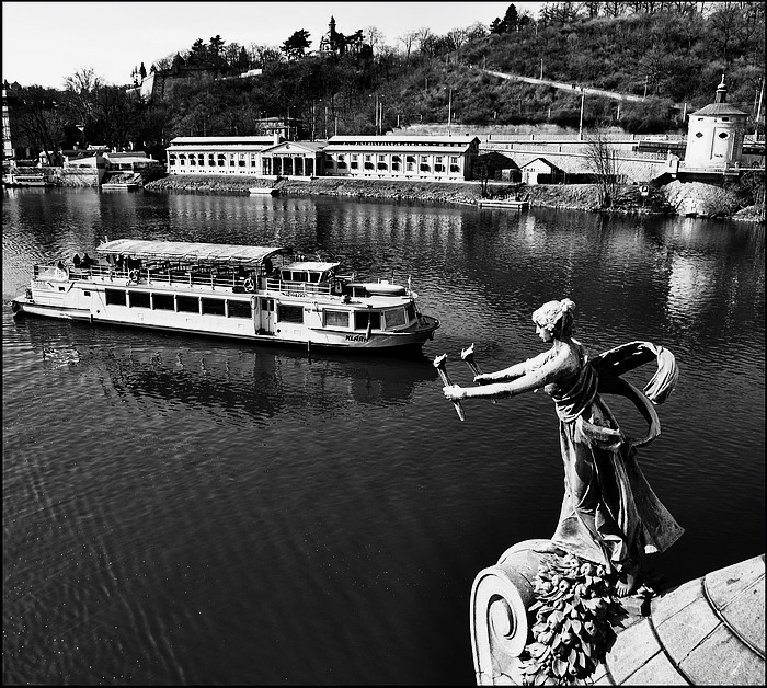 photo "Взгляд с моста" tags: black&white, Prag, Prague, Praha