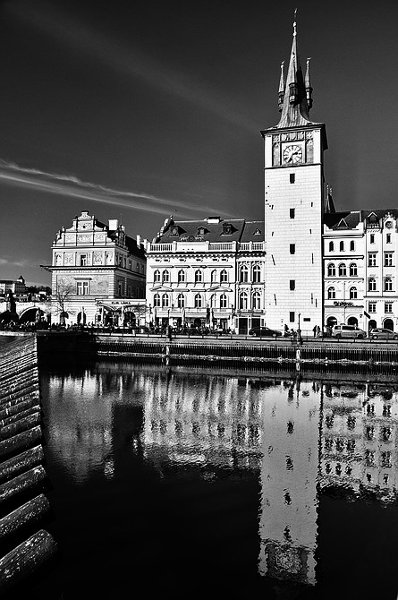 photo "Дома, башня и поверхность воды" tags: architecture, black&white, Prag, Prague, Praha
