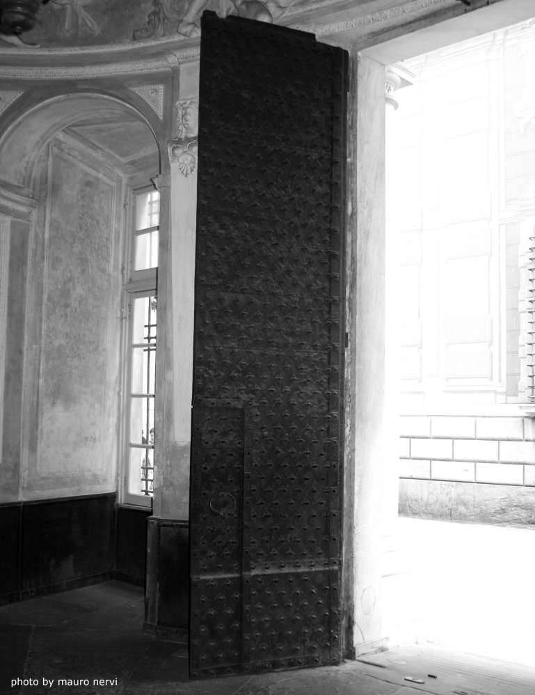 photo "ancient door" tags: black&white, 