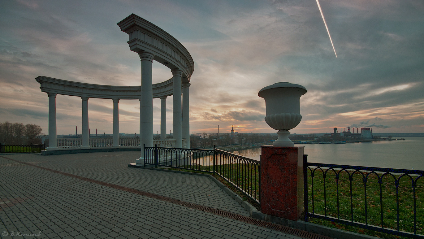 photo "***" tags: landscape, city, clouds, evening, light, pond, sky, summer, sunset, Городские зарисовки