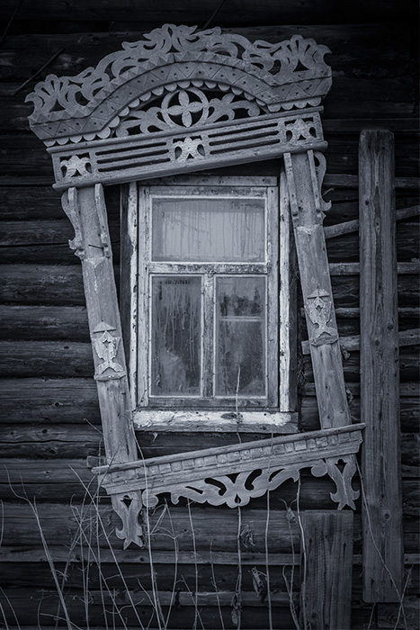 фото "Покинутая деревня" метки: путешествия, черно-белые, фрагмент, деревня, заброшено, наличник, окно