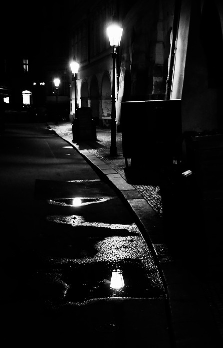 photo "Hочные фонари и лужа" tags: black&white, Prag, Prague, Praha