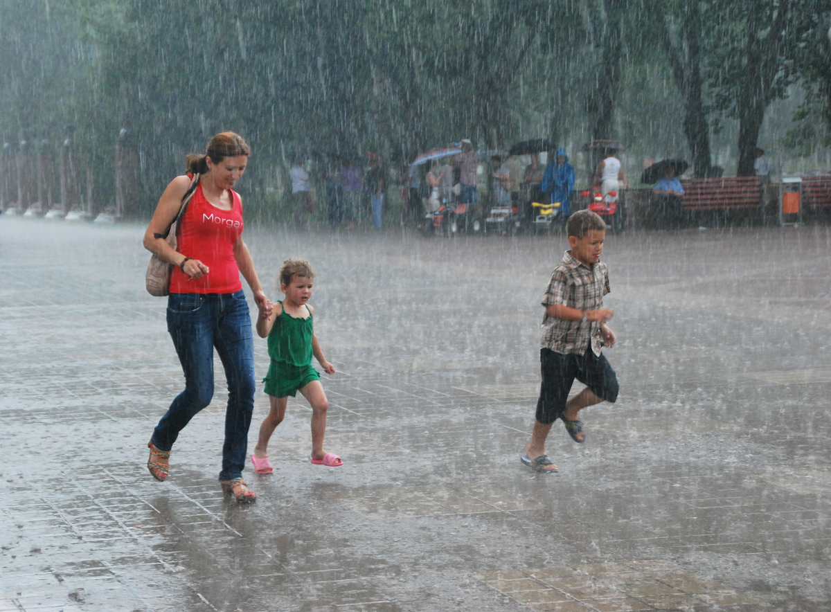 photo "***" tags: genre, people, rain, summer, под дождём