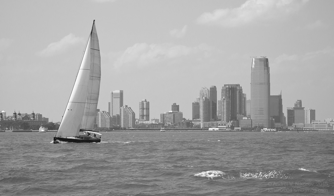 photo "Sailing in New York harbor" tags: landscape, sport, black&white, New York City, black  white, cityscape