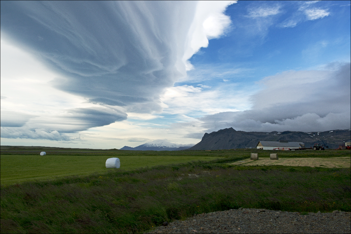 photo "Iceland. First impression." tags: landscape, travel, clouds, field, копны, трактор, шоссе