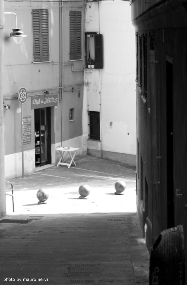 photo "alley" tags: black&white, 