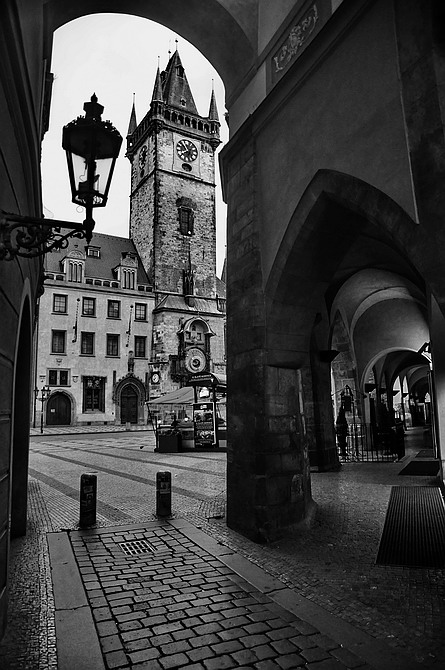 фото "Башня, улочка и аркада" метки: черно-белые, Prag, Praha, Прага