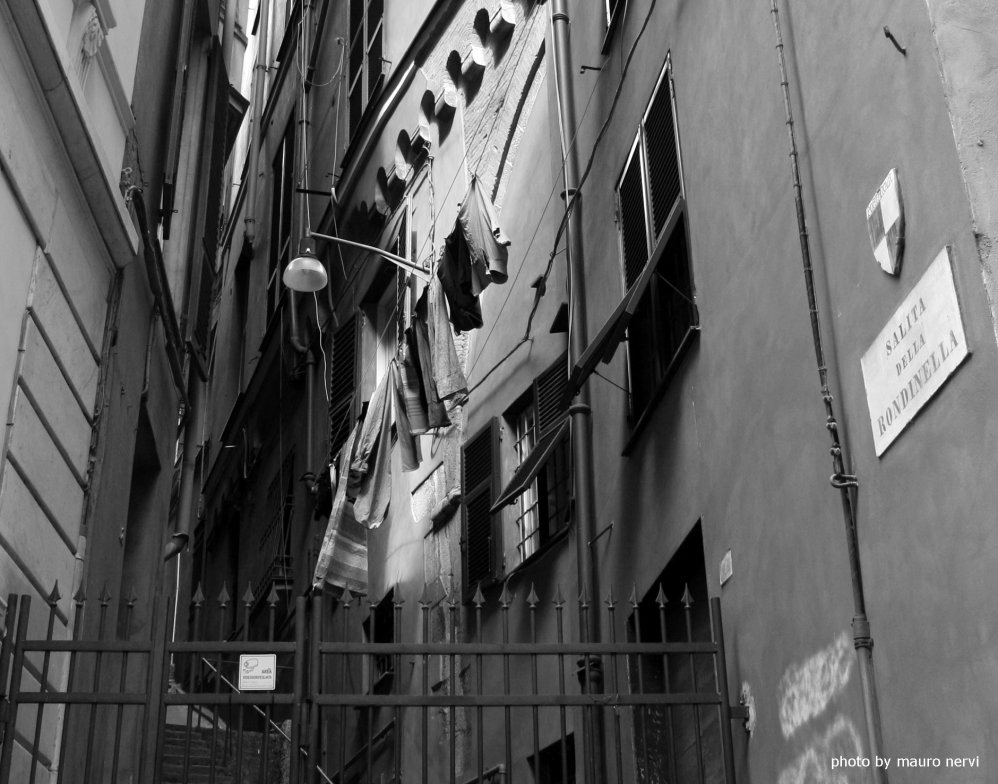 photo "Genoa, historical centre" tags: black&white, 