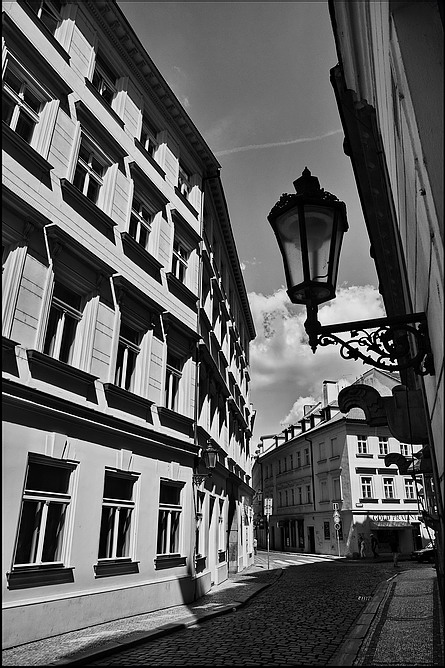 photo "Фонарь и улица" tags: black&white, Prag, Prague, Praha