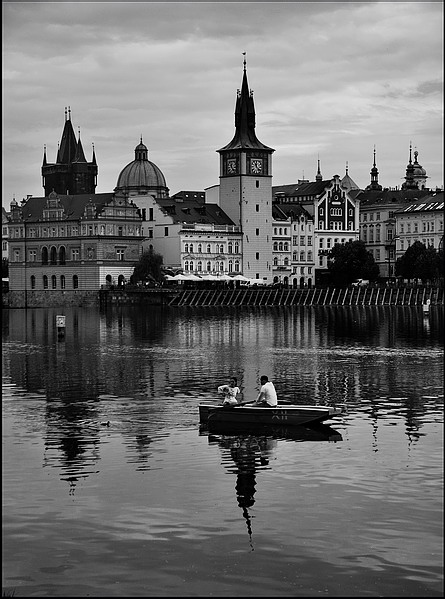 photo "Башни, дома и лодка" tags: black&white, Prag, Prague, Praha