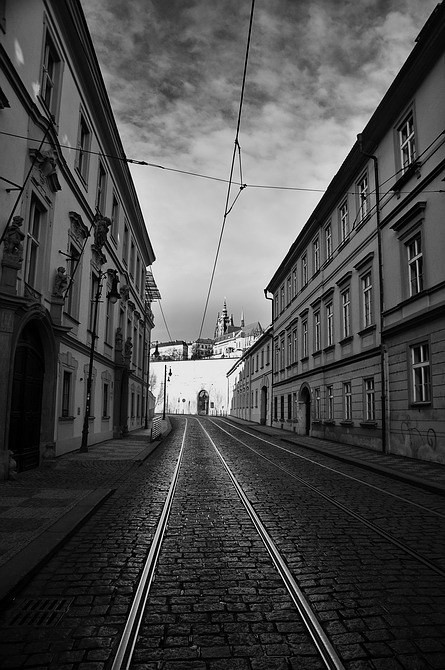 photo "Пражский Град и пустая улица" tags: black&white, Prag, Prague, Praha