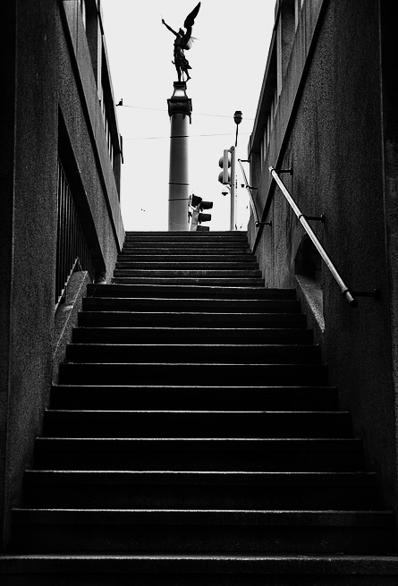 photo "Скульптура и  лестница" tags: black&white, Prag, Prague, Praha