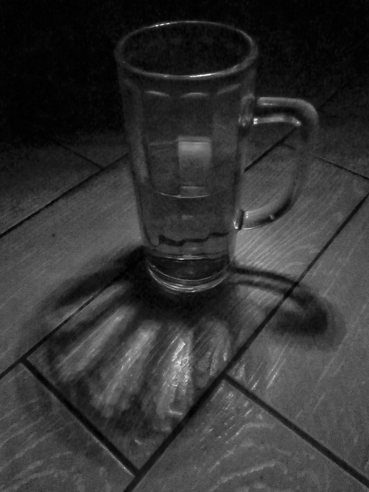 photo "***" tags: still life, black&white, old-time, light, бокал, кафель, пиво