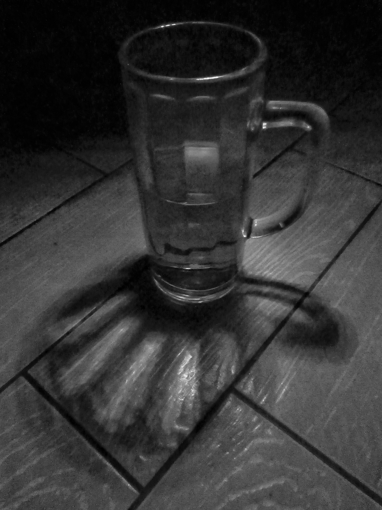 photo "***" tags: still life, black&white, old-time, light, бокал, кафель, пиво