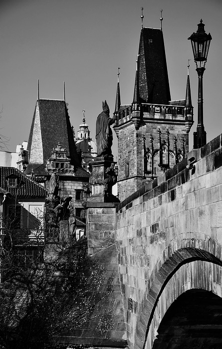 фото "Башни, скульптуры и фонарь" метки: архитектура, черно-белые, Prag, Praha, Прага