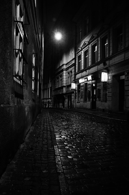 photo "Ночной свет и улица" tags: black&white, Prag, Prague, Praha