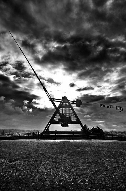 фото "Небо и маятник" метки: черно-белые, Prag, Praha, Прага
