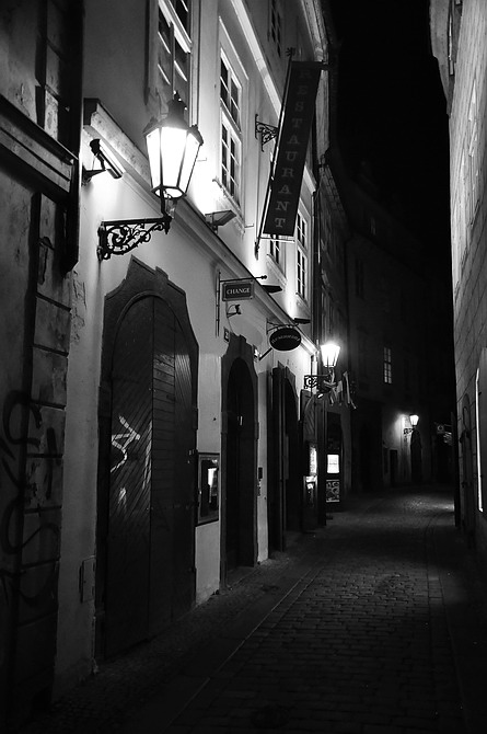 photo "Hочная улочка-31" tags: black&white, Prag, Prague, Praha