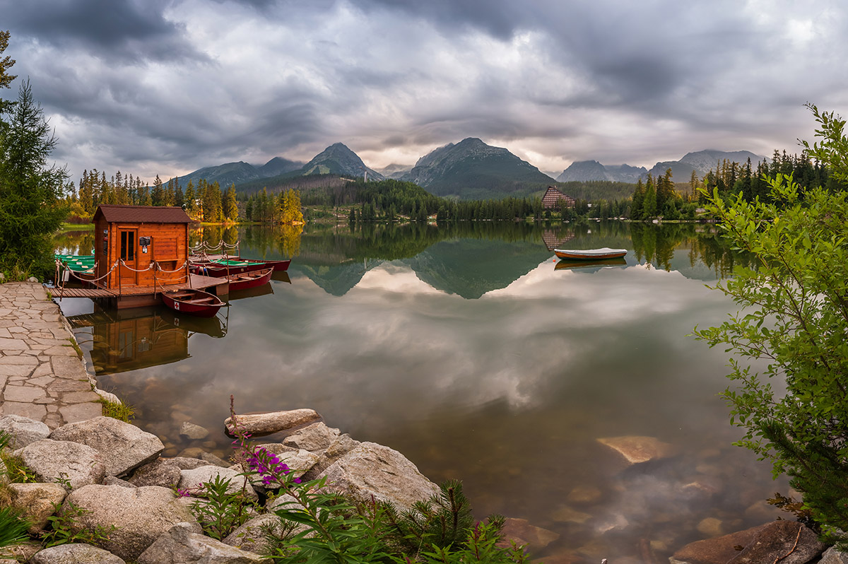 photo "***" tags: landscape, travel, panoramic, Balkhovitin, Europe, Landscape, boat, clouds, forest, lake, mountain, mountains, photographer, sky, water, Štrbské pleso, Высоки Татры, Словакия, отражение