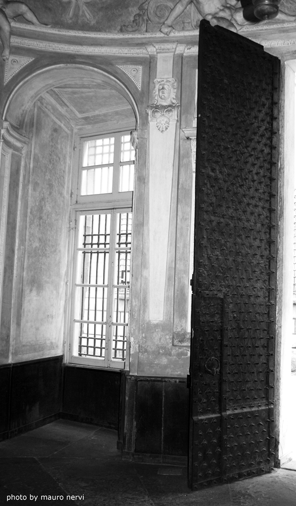 photo "ancient walls, ancient door" tags: black&white, 
