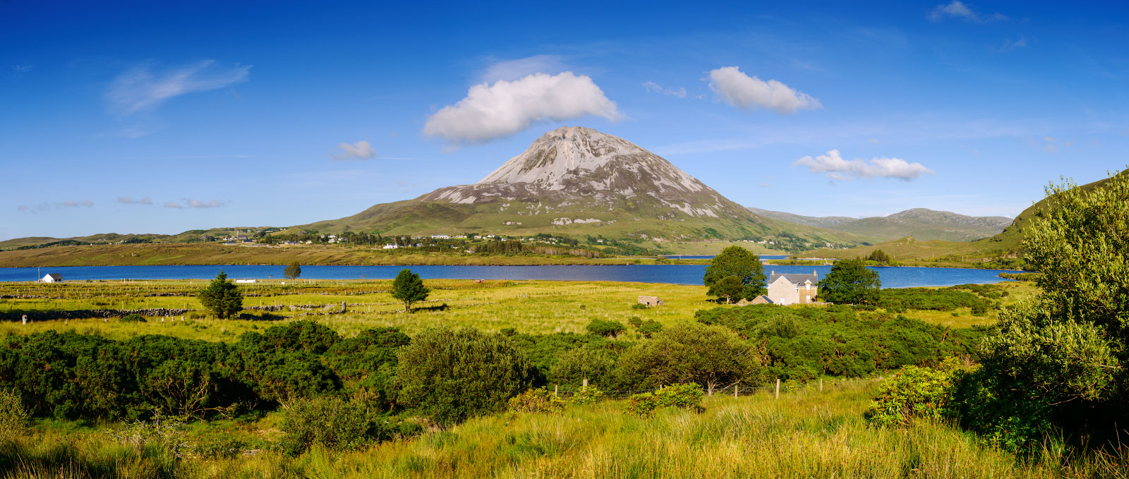photo "Panoramic landscape with Mount Errigal" tags: panoramic, landscape, nature, Errigal, Europe, Ireland, clouds, colour, lake, light, mountains, plant, water, Ирландия, Эрригал