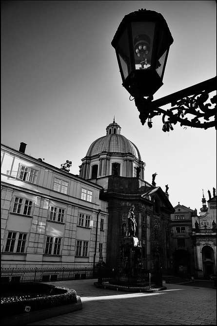 фото "Дома, башня и фонарь" метки: архитектура, черно-белые, Prag, Praha, Прага