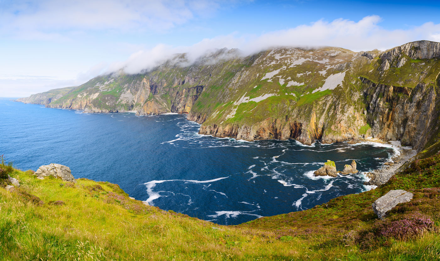 photo "***" tags: landscape, travel, nature, Europe, clouds, coast, mountains, ocean, rocks, sea, summer, water, Ирландия, Слив Лиг, волны, зелёный