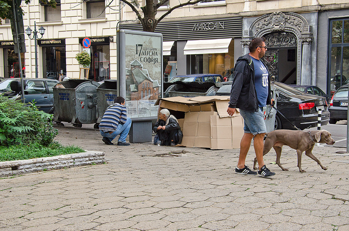 photo "***" tags: reporting, street, genre, бабуля, картонный дом