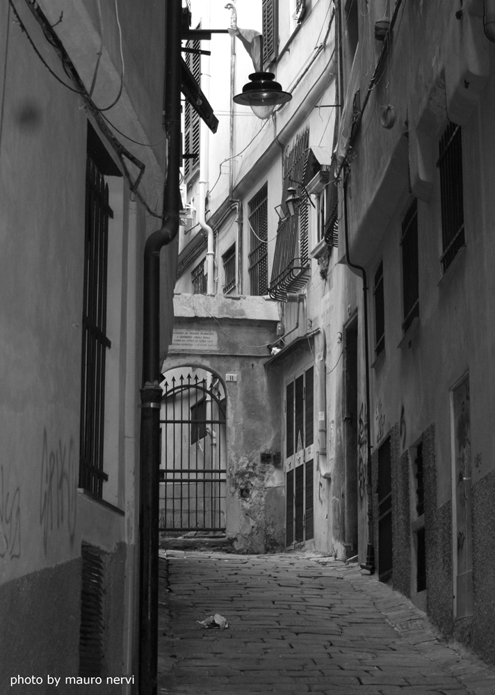 photo "alley" tags: black&white, 