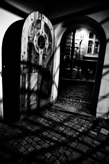 photo "Ночной фонарь, вход и тени" tags: black&white, Prag, Prague, Praha