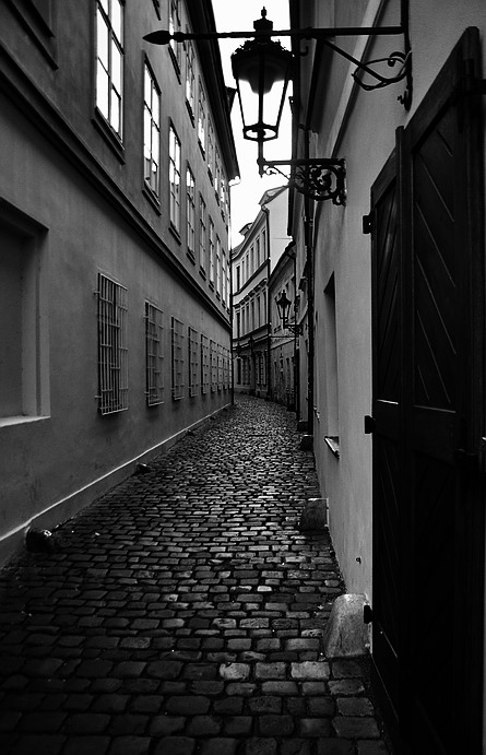 photo "Фонарь и улочка-2" tags: black&white, Prag, Prague, Praha