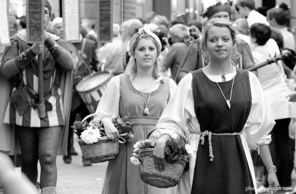 photo "historical procession" tags: black&white, 