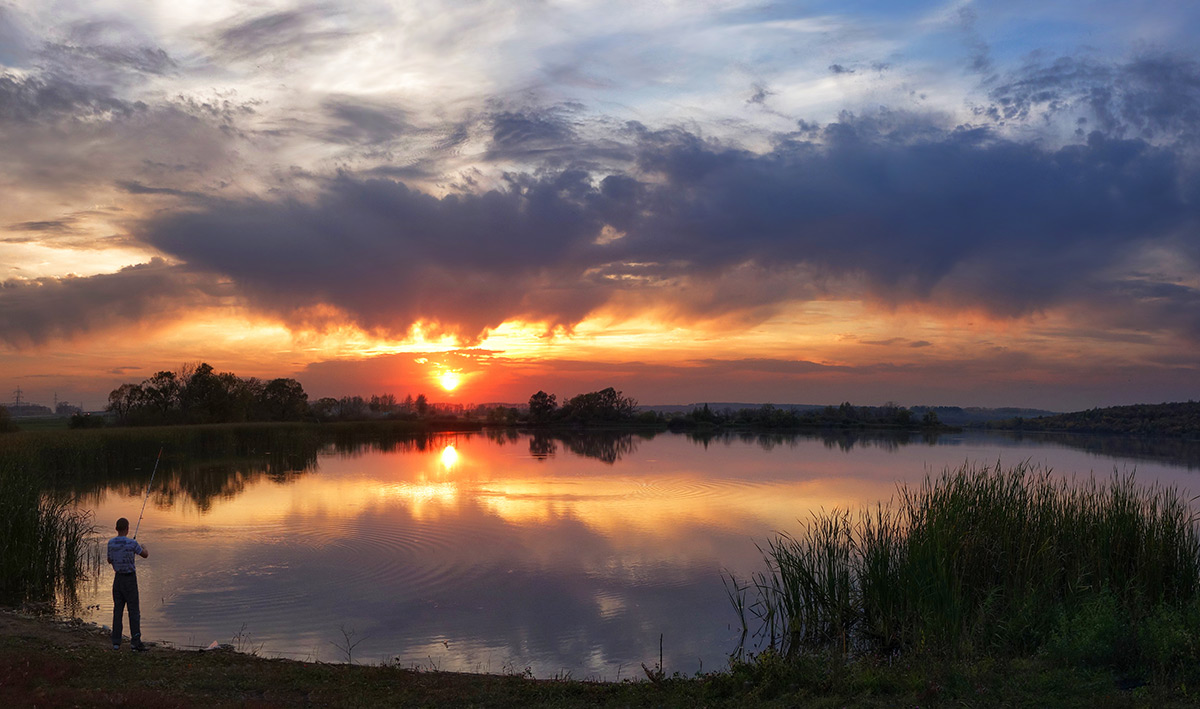 photo "***" tags: landscape, lake, september, sunset, рыбак