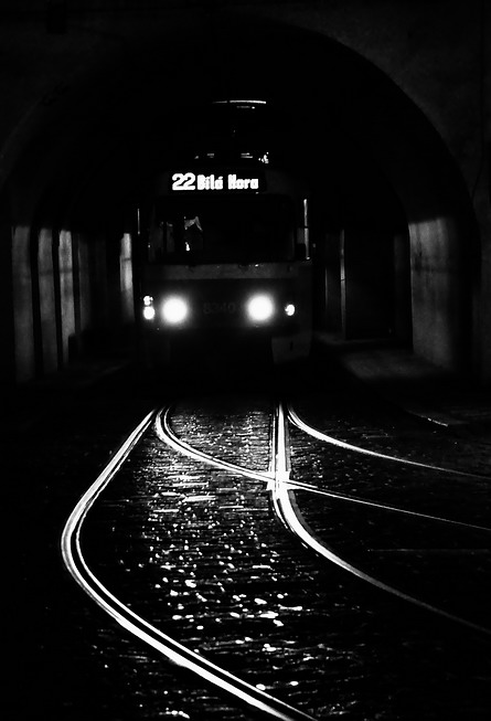 photo "Ночная трамвай и трамвайные пути" tags: black&white, Prag, Prague, Praha