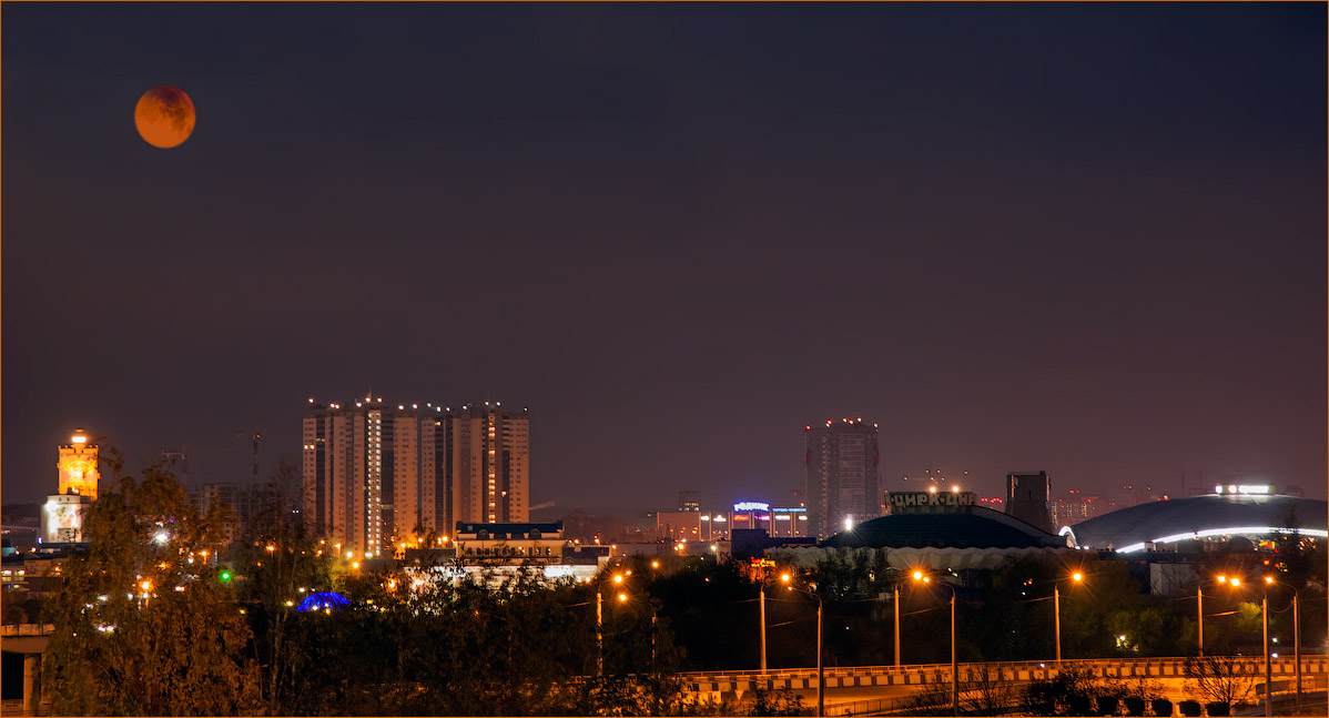 photo "crimson moon" tags: city, багровая луна