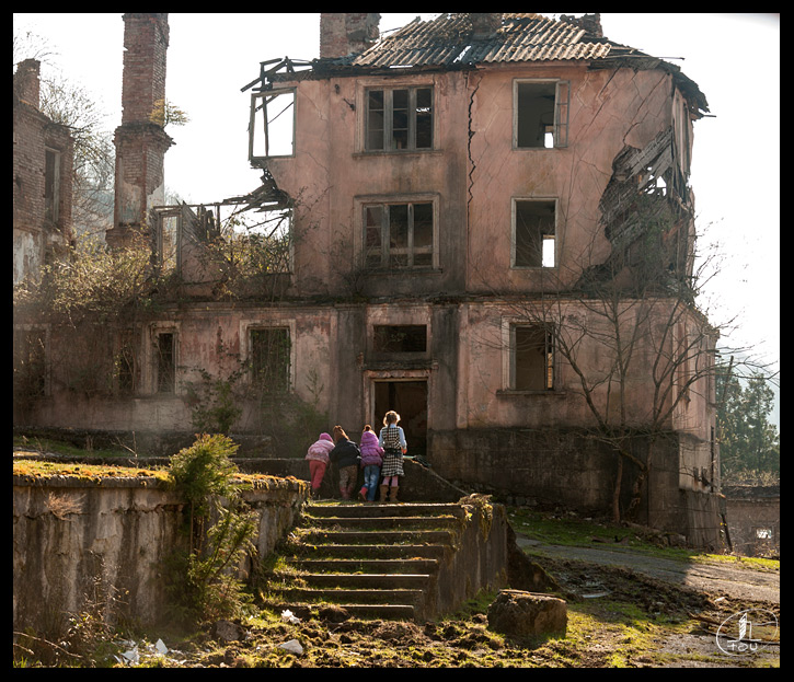 photo "Djantukha, Abkhasia" tags: street, travel, Abkhasia, children, ruins, Абхазия, Джентуха, разруха, руины