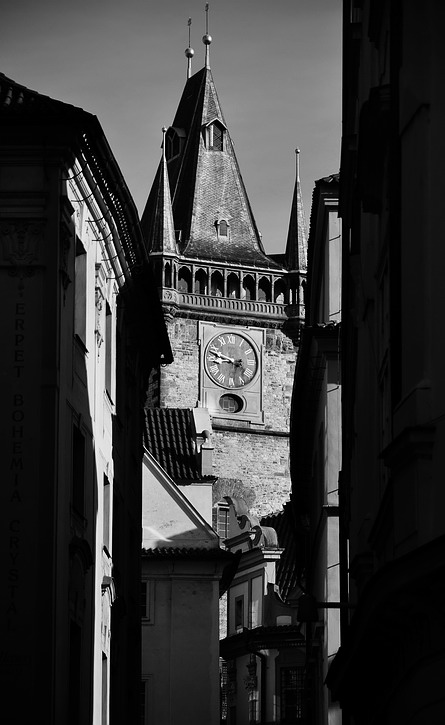 photo "Башня и утренняя улица" tags: architecture, black&white, Prag, Prague, Praha