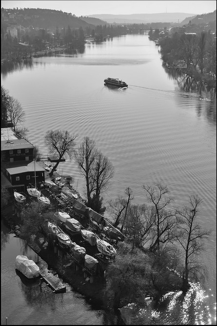 photo "Река и пароход" tags: black&white, Prag, Prague, Praha