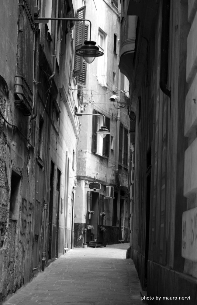 photo "historical center, alley" tags: black&white, 